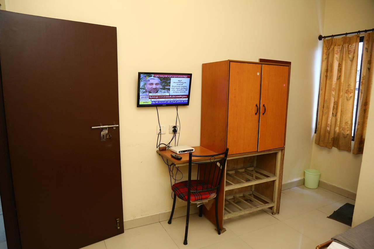 Sri Sai Krishna Deluxe Lodge Hyderabad Ngoại thất bức ảnh